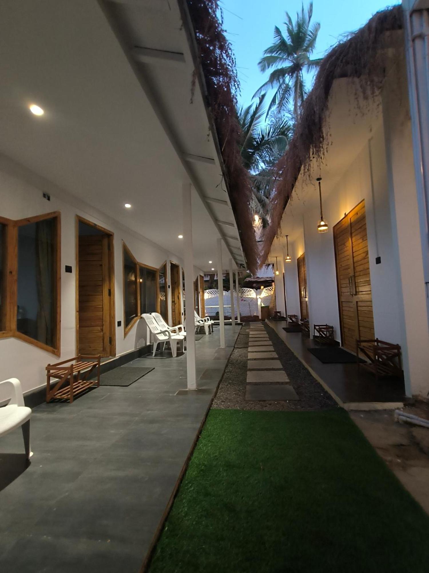 Aqua Beach Stays Ashwem Mandrem Ngoại thất bức ảnh